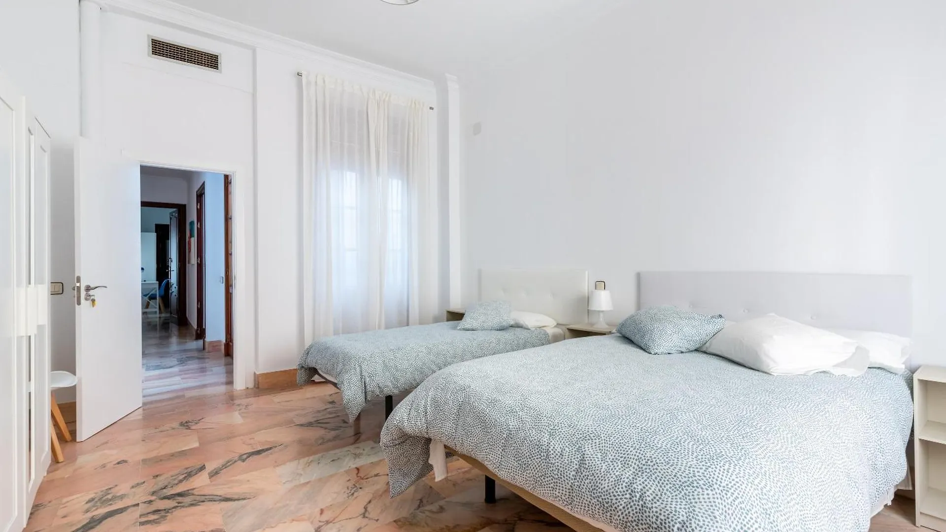 Banana Gay House - Only Men Otel Sevilla 0*,  İspanya