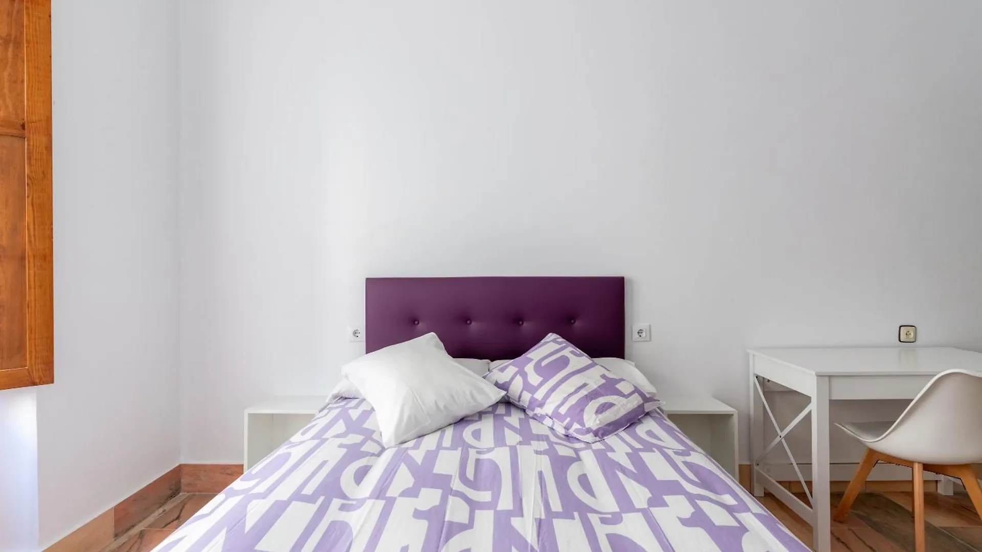 Banana Gay House - Only Men Otel Sevilla