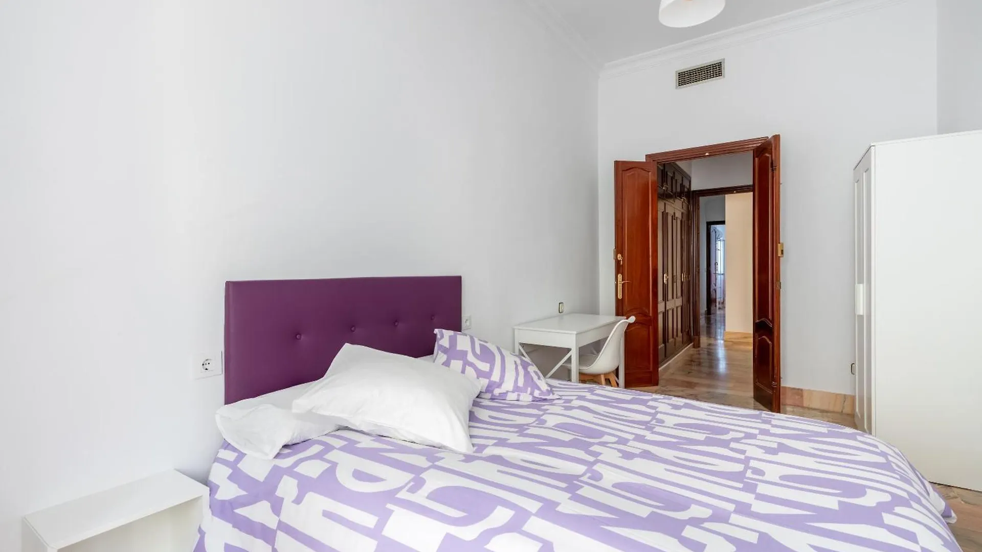 Konukevi Banana Gay House - Only Men Otel Sevilla
